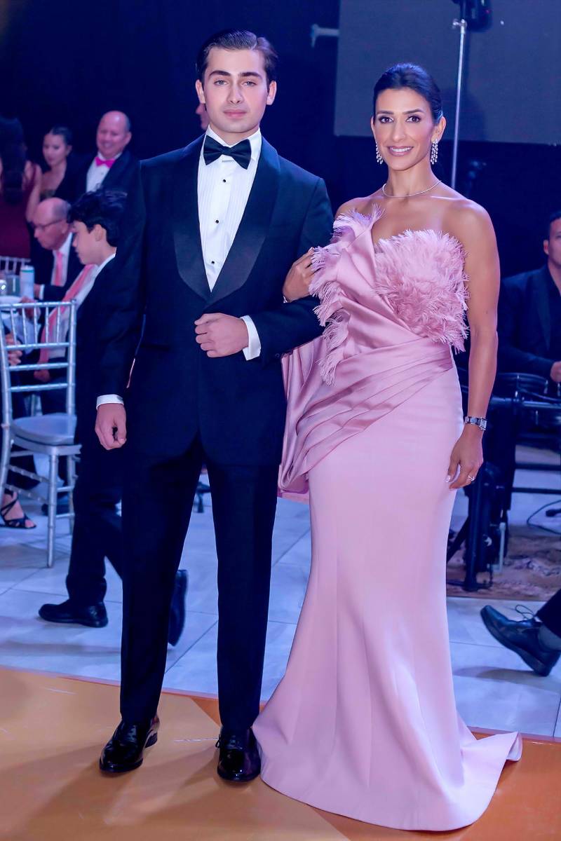 Desfile de Padres e Hijos en la gala de graduación de la Escuela Internacional Sampedrana 2026