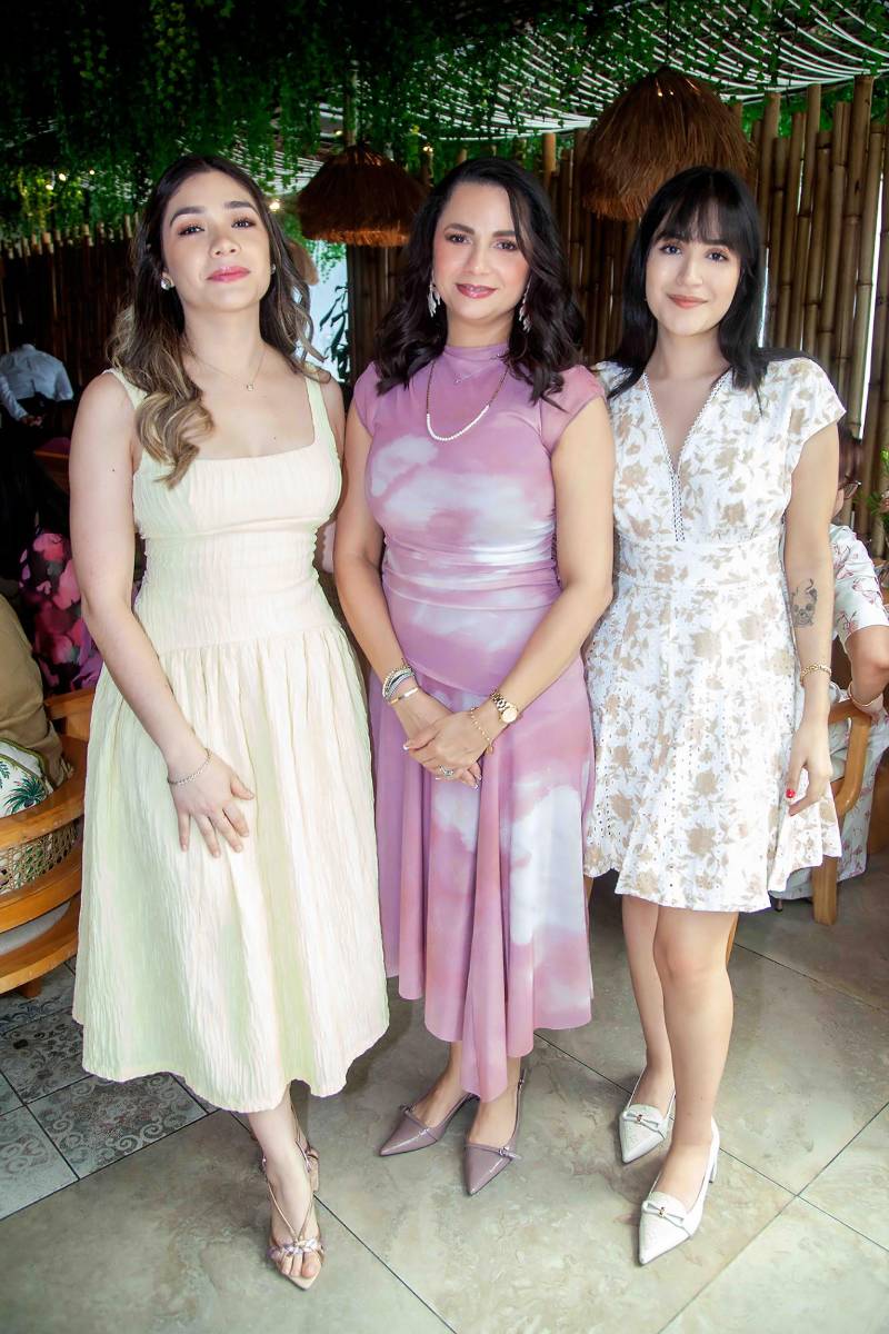 Andrea Argueta, Tania Turcios y Karina Argueta.