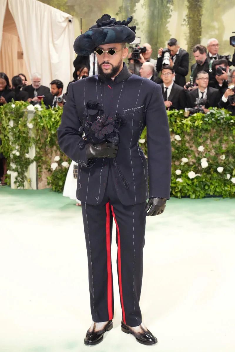 Bad Bunny optó por un traje bicolor con pespuntes de Maison Margiela Artisanal by John Galliano.