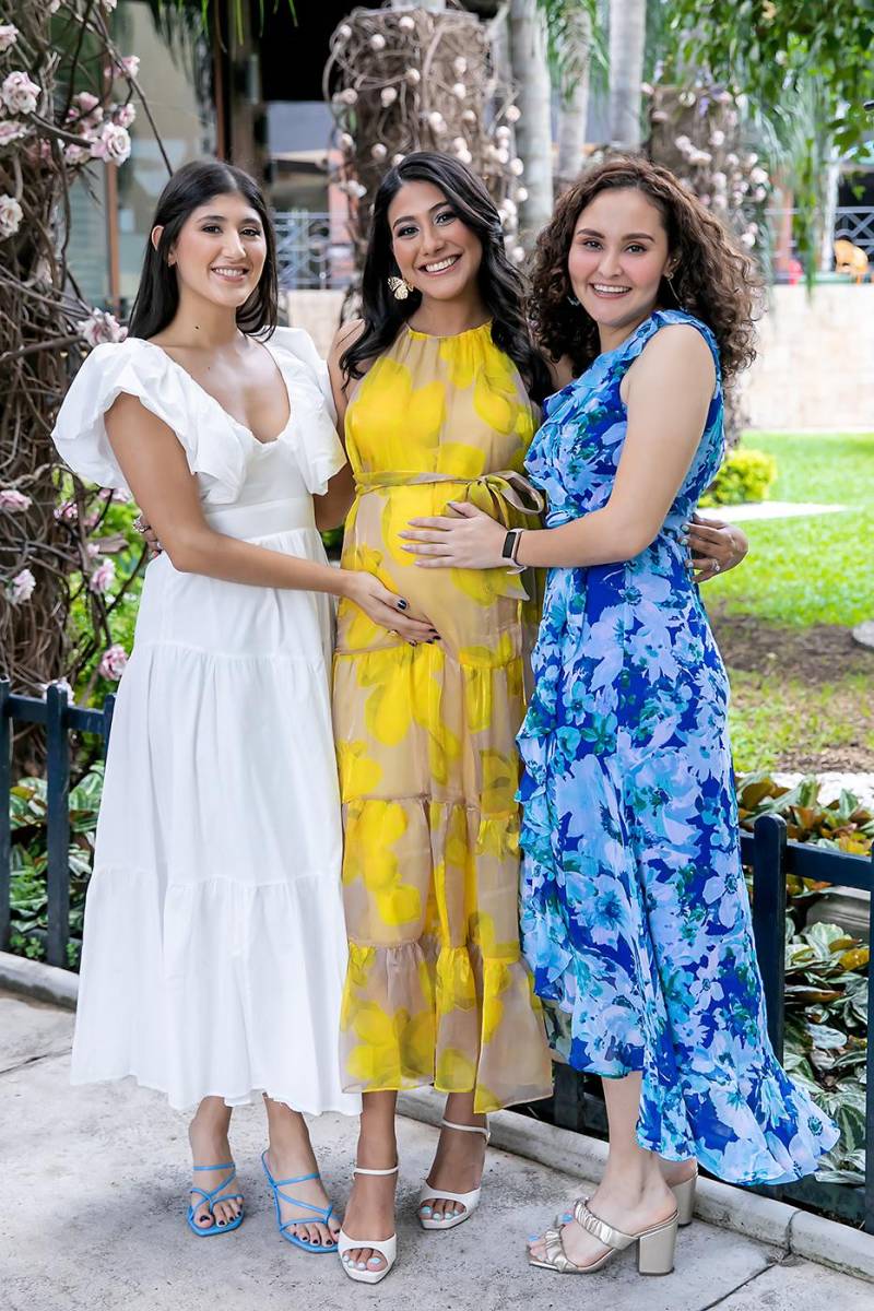 Cecilia Valenzuela con Anna y Sara Funes.