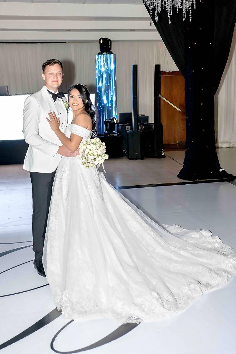 Los felices esposos Brendan Higgins y su amada Eloísa Almendárez.