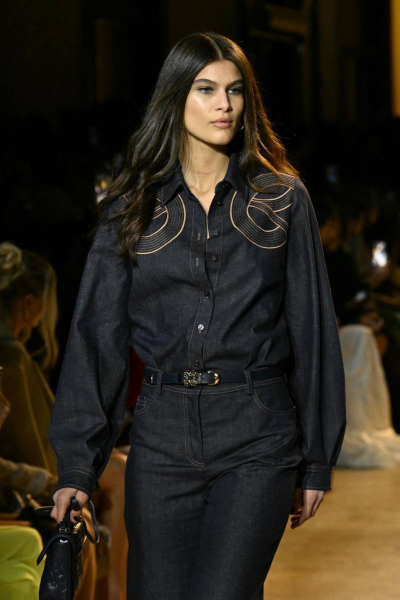 El denim encuentra espacio en esta apuesta llevándose en looks monocromáticos con detalles bordados a mano