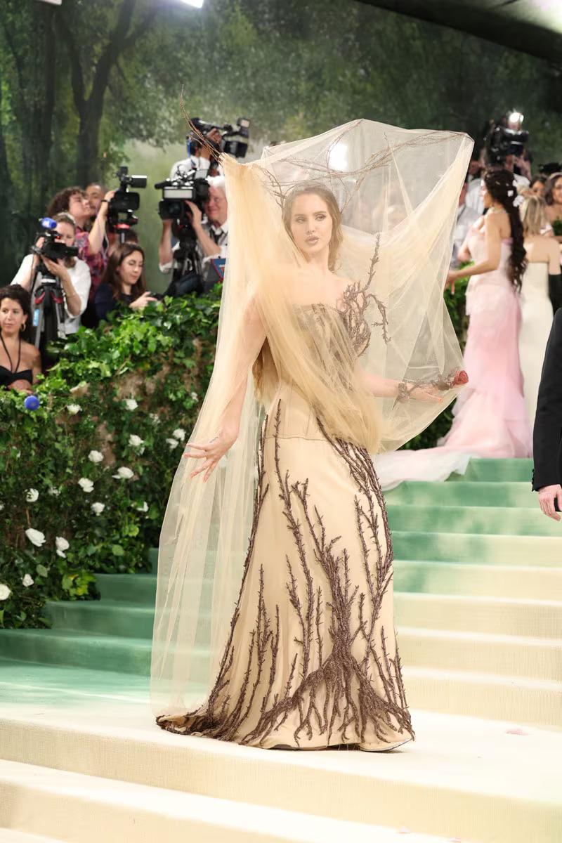 Lana del Rey lució un vestido que simulaba raíces recorriendo su figura y que se cubría con tul de Alexander McQueen.