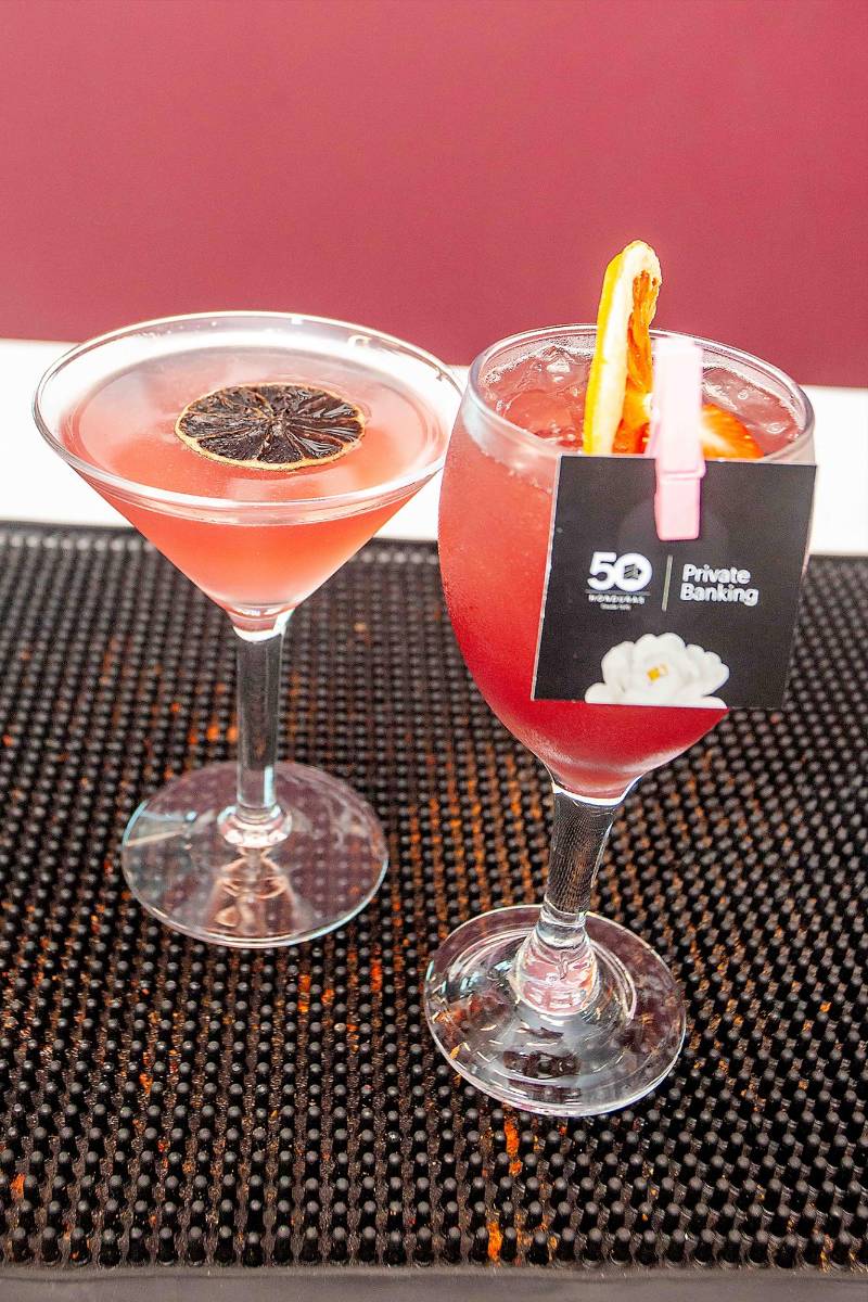 Sangría y cóctel Cosmopolitan.