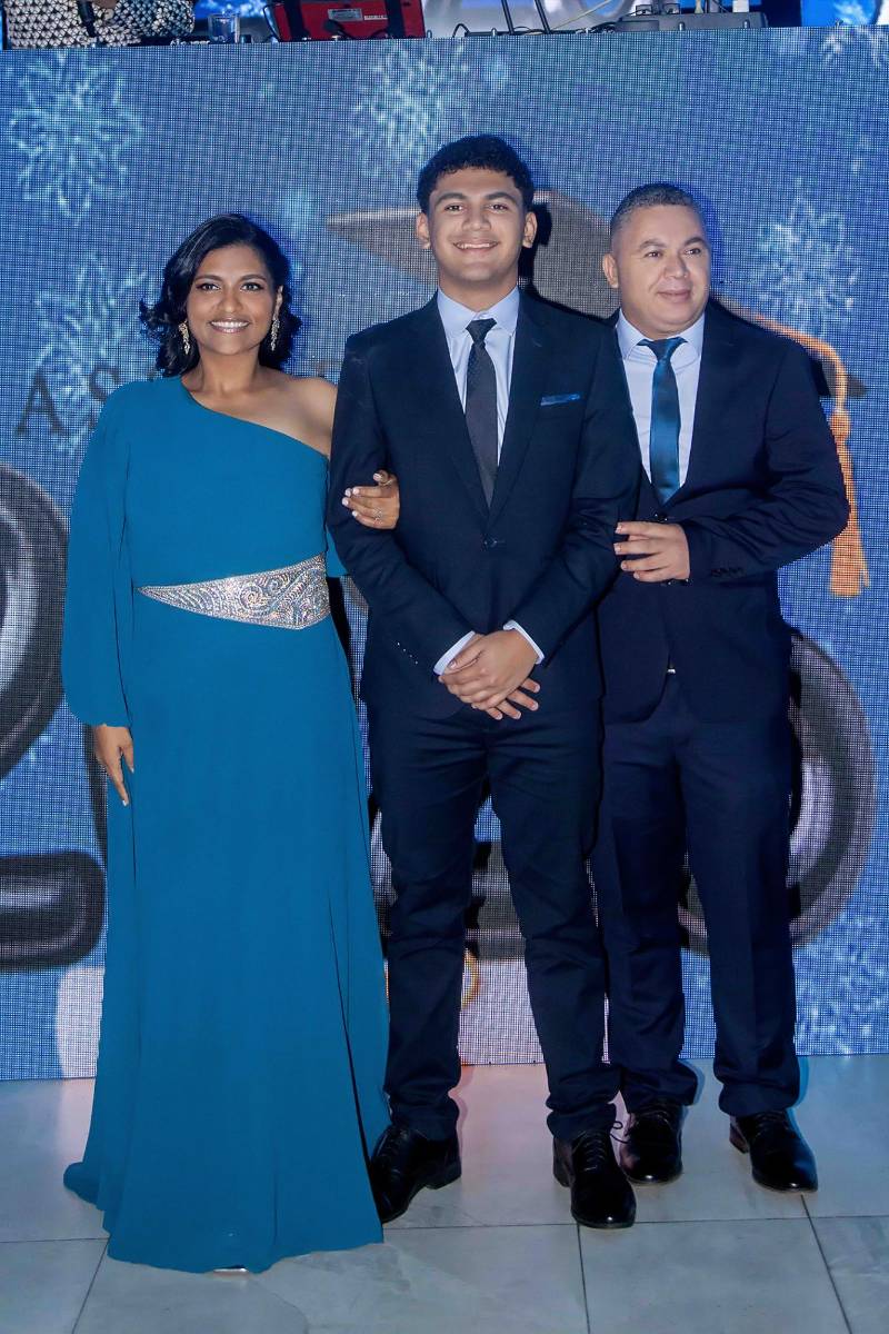 Desfile padres e hijos de la prom 2025 de Saint Peter Academy