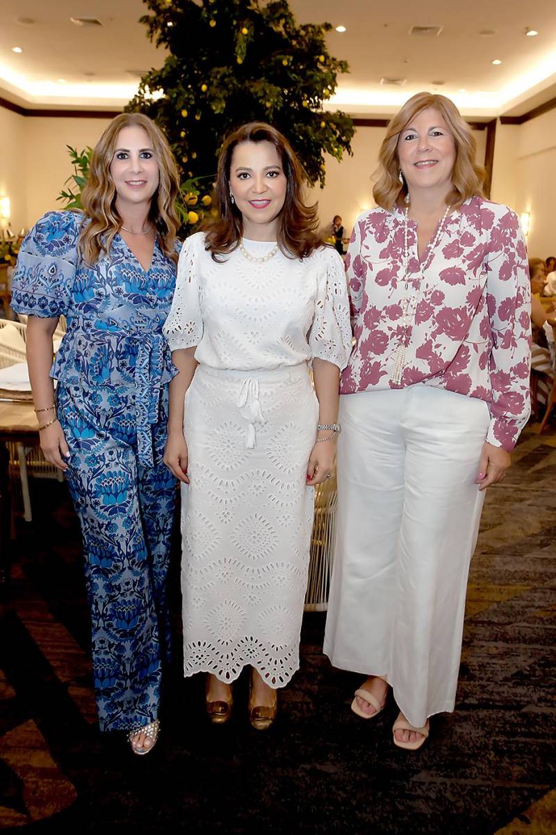 Alexia Marinakys, Brenda Aguilar y Cecilia Marinakys.