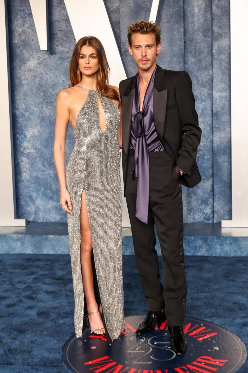<b>Austin Butler y Kaia Gerber</b>El autor de Elvis optó por una blusa color uva con lazo y un traje negro de Saint Laurent; Kaia, por un vestido ajustado al cuerpo bordado paillettes plateados, firmado por Celine.