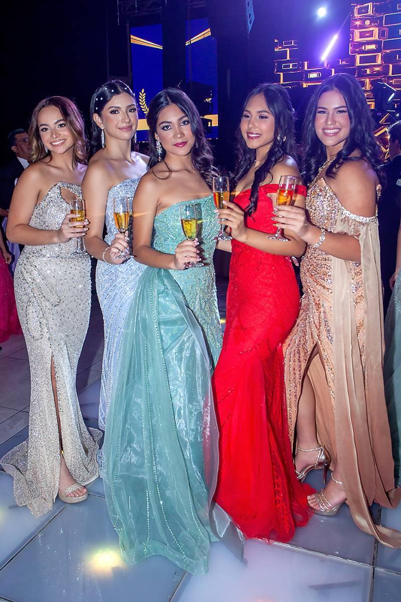 Camille Saybe, Larissa Jones, Mónica Cwu, Andrea Rivera y Alejandra Valdiviezo