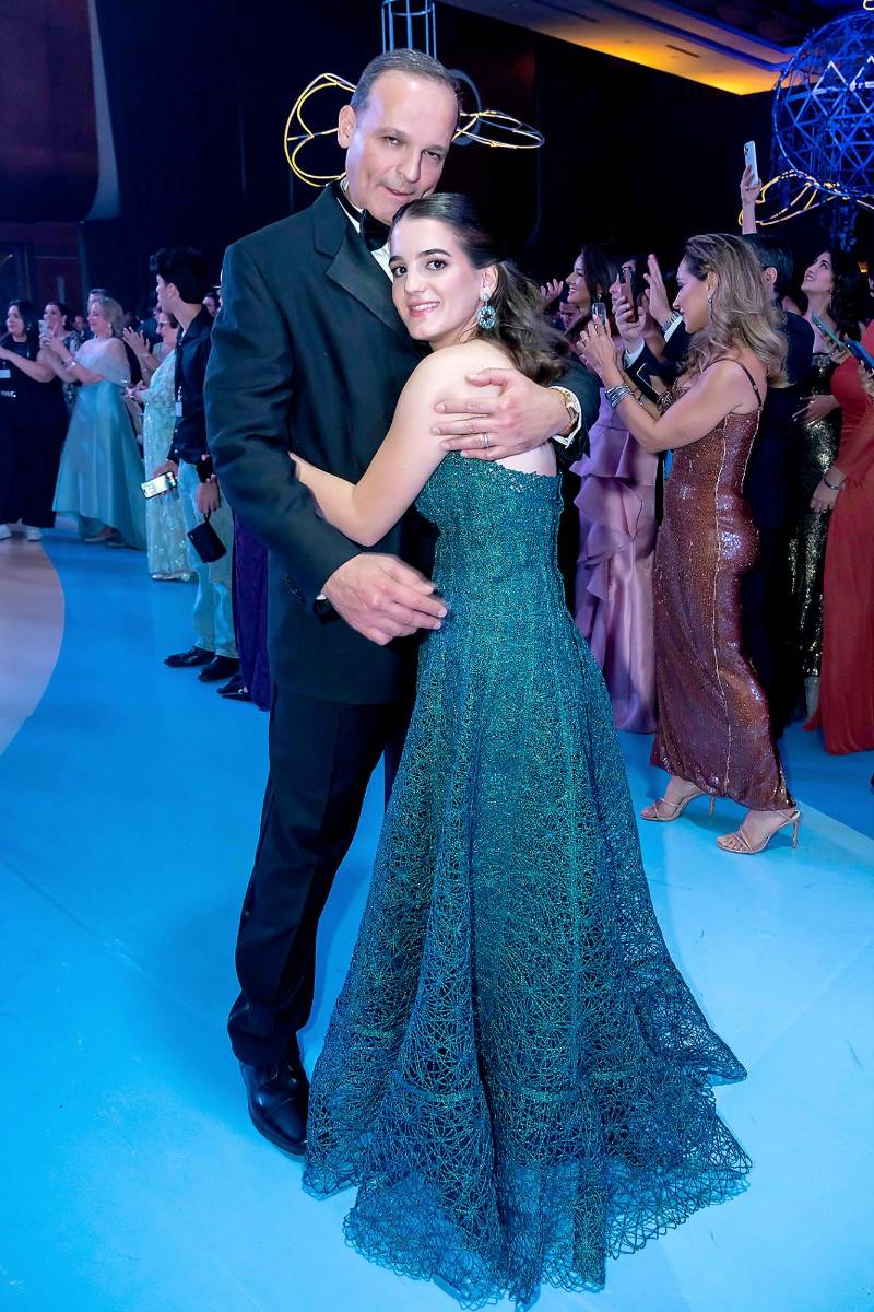 Desfile de Padres e Hijos en la gala de graduación de la Escuela Internacional Sampedrana 2026
