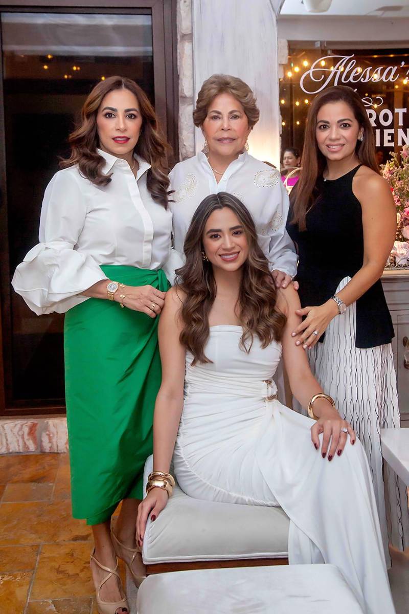 Andrea Quintana con Tricia y su hija Alessa Matuty Díaz.