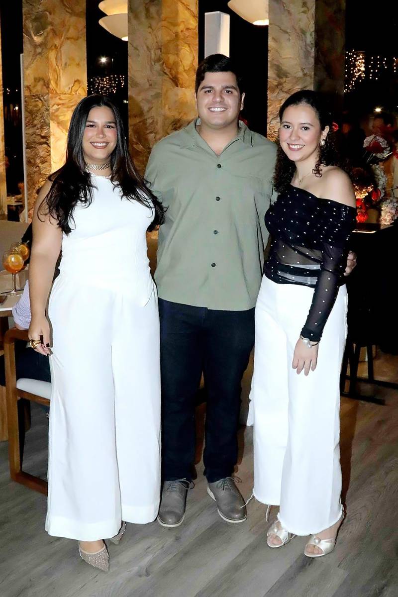 Dayana y Nazry Ictech con Ana Mejía.