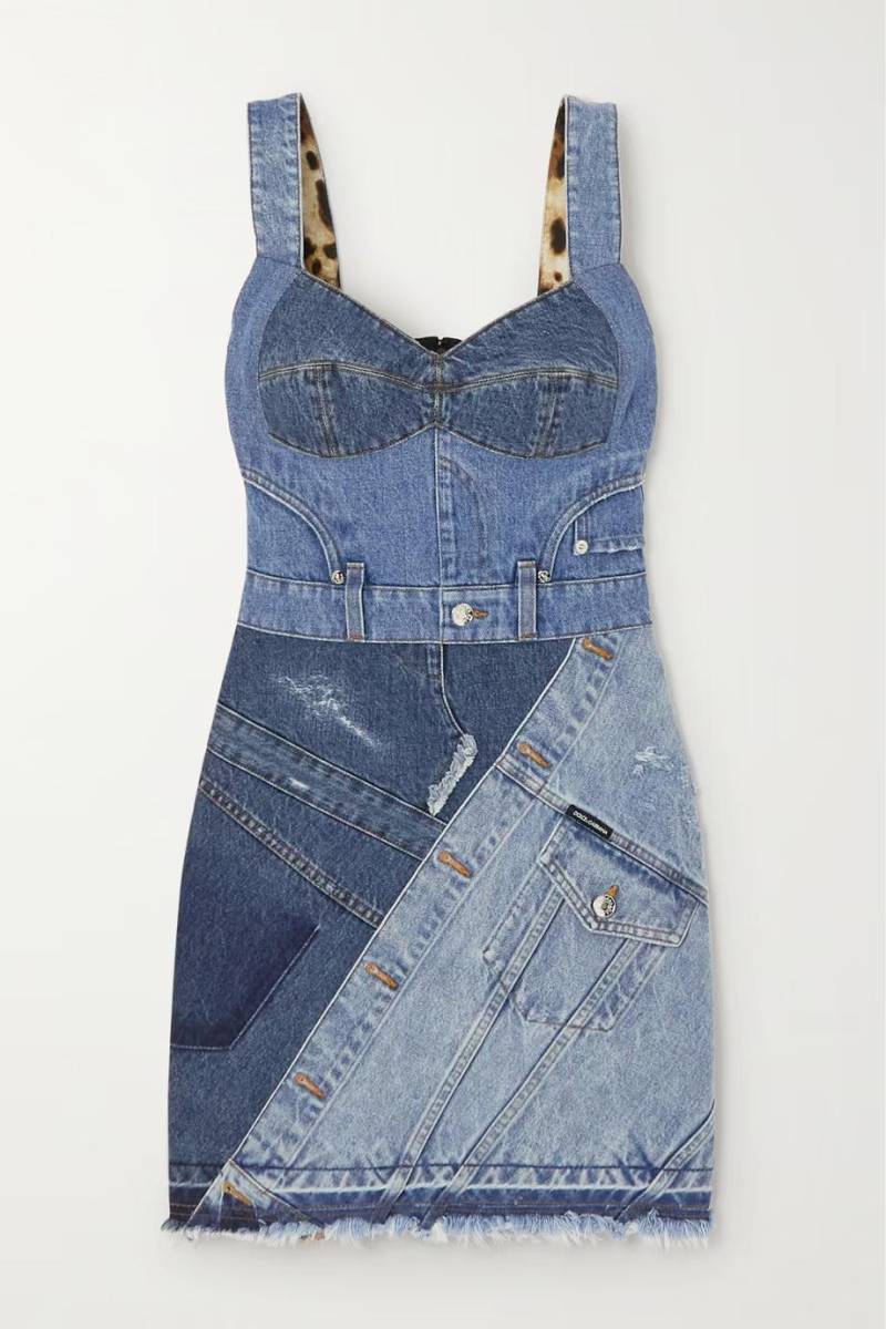 Minivestido de retazos está elegantemente reconstruido a partir de una miríada de piezas de mezclilla que incluyen chaquetas, jeans y faldas. Diseñado para un ajuste ceñido realzado por el panel de jersey elástico en la parte posterior, tiene un escote corazón y un dobladillo deshilachado.