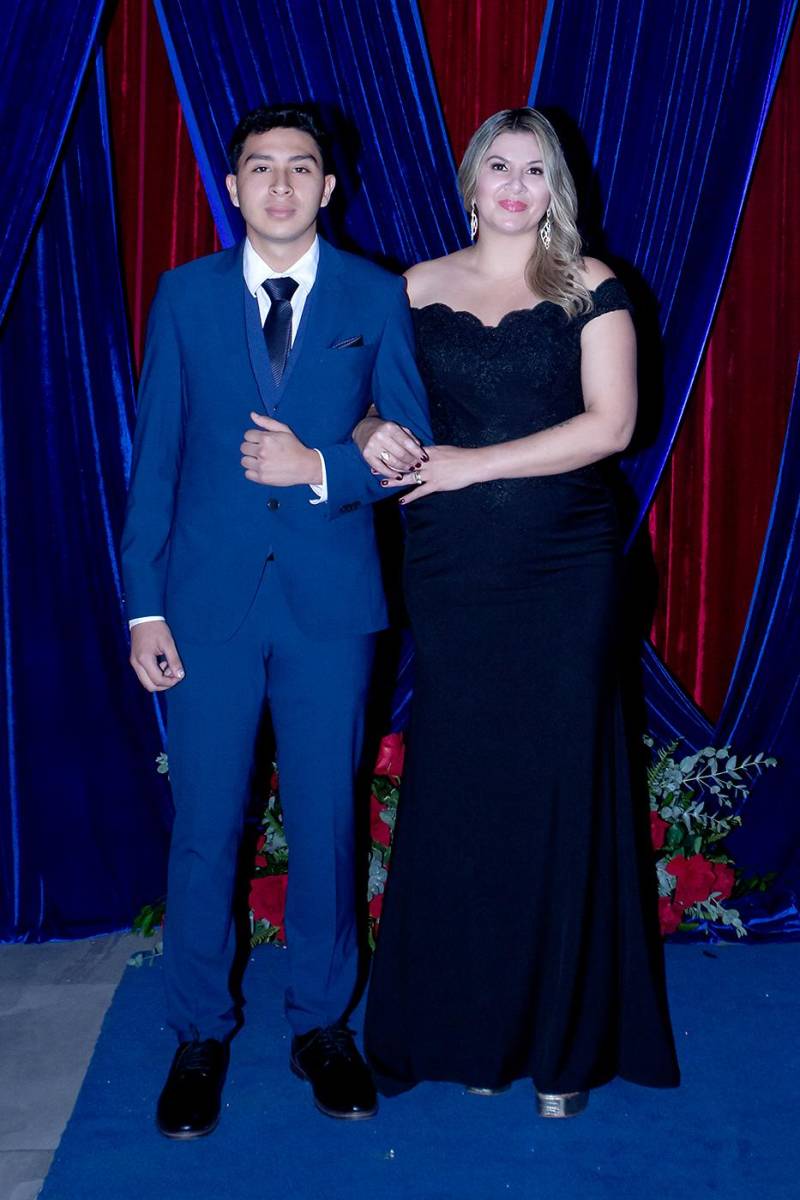 Diego García y su madre Melissa Reyes.