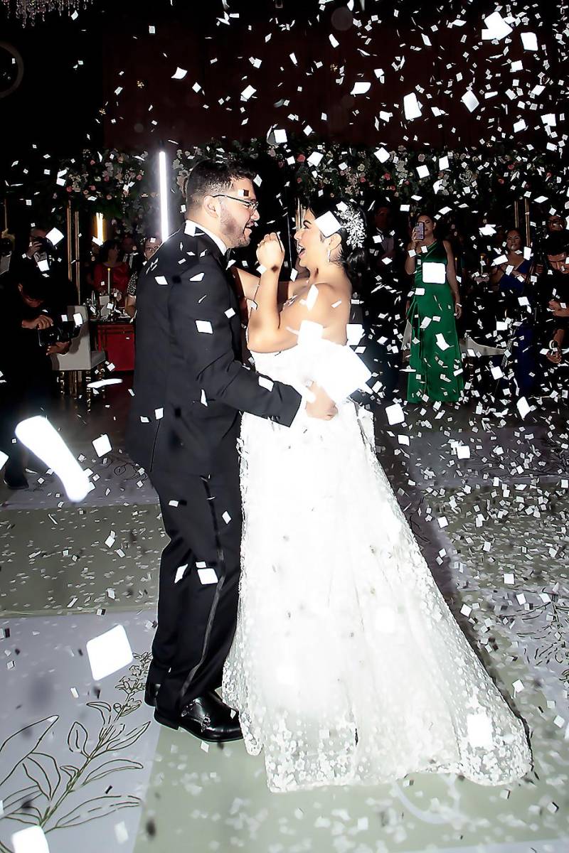Los nuevos esposos al momento del vals con su canción preferida “Love is Here to Stay” de Frank Sinatra.