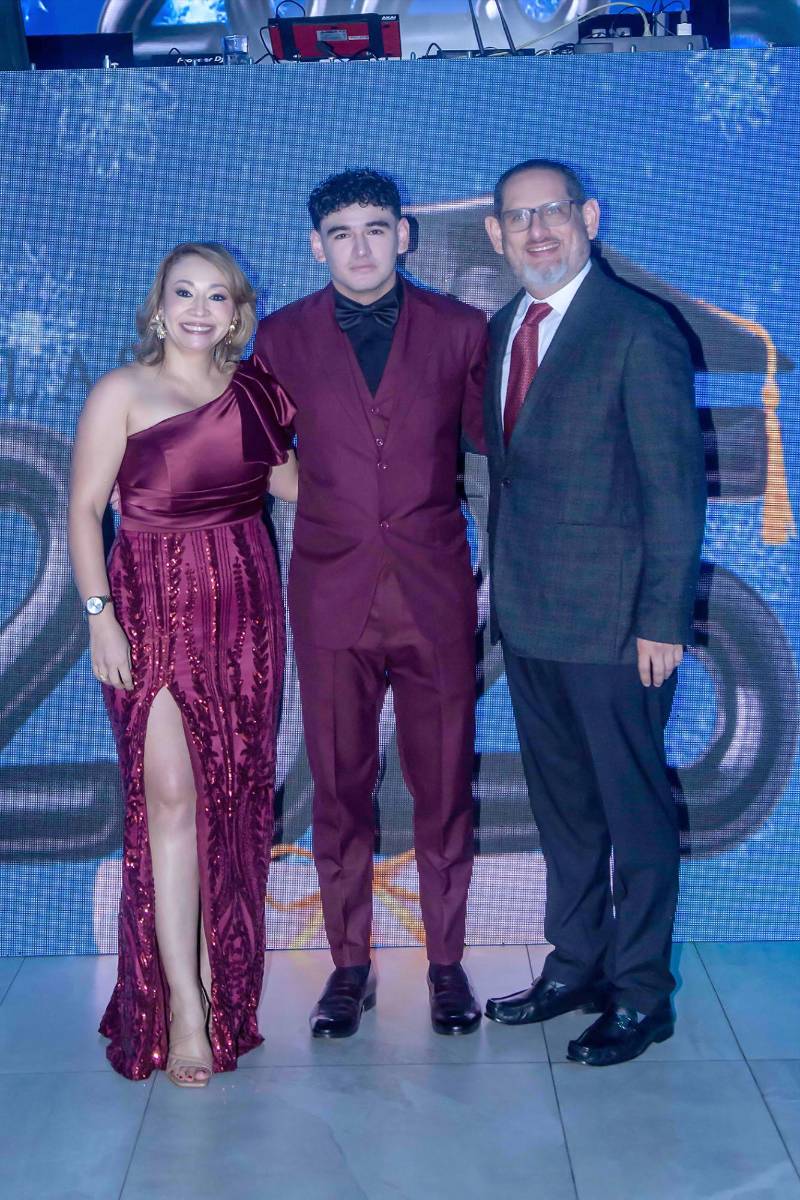 Desfile padres e hijos de la prom 2025 de Saint Peter Academy