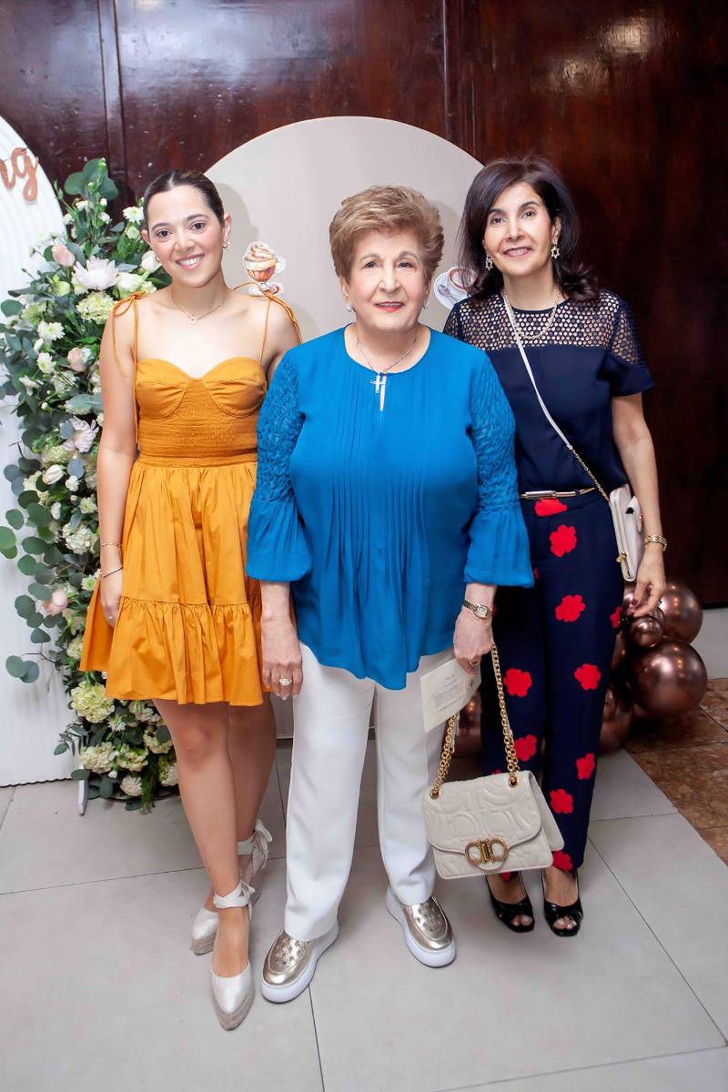 Mangy Larach, Lily Faraj y Jeaneth Faraj.