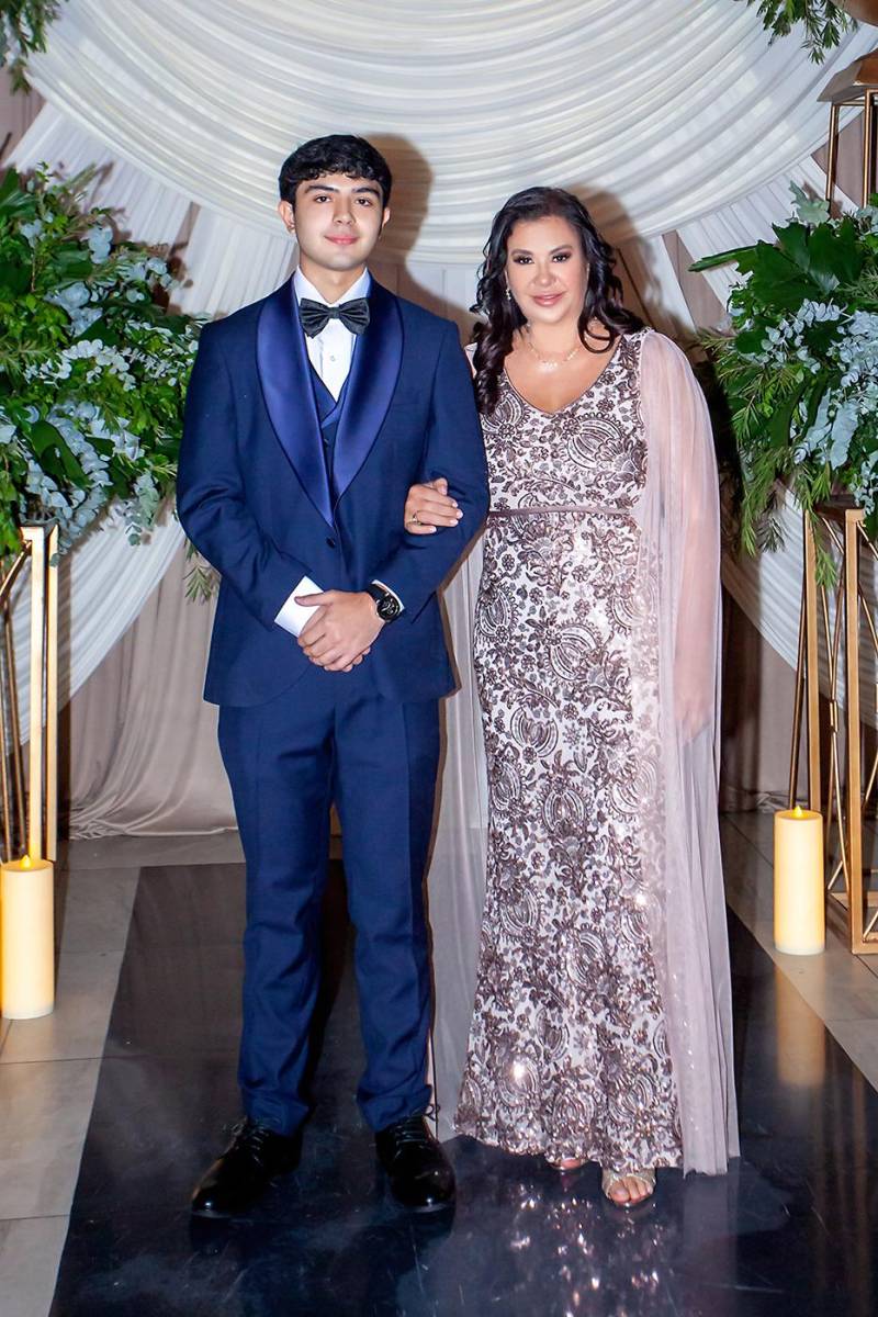 Alejandro Antonio Aldana Arita con su madre Orfy Yamileth Arita.