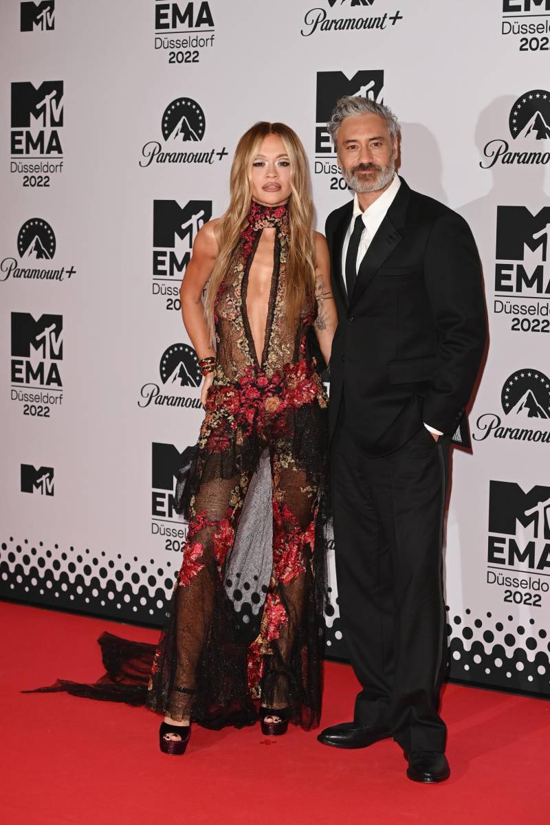 Rita Ora y Taika Waititi.