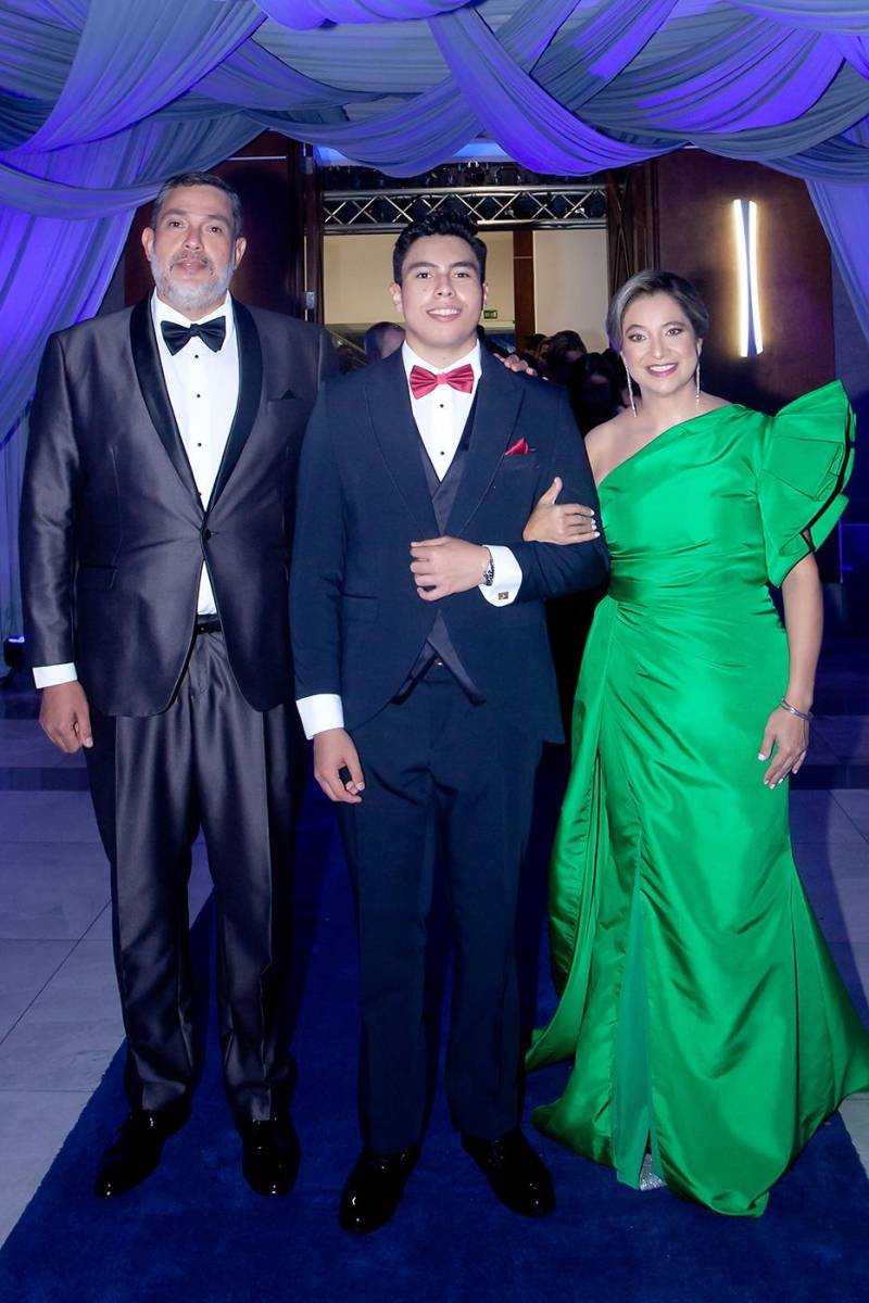 Juan Carlos Saavedra García con sus padres Juan Carlos e Irma.