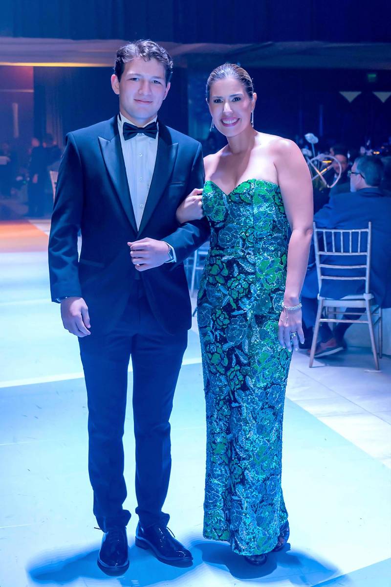 Desfile de Padres e Hijos en la gala de graduación de la Escuela Internacional Sampedrana 2026