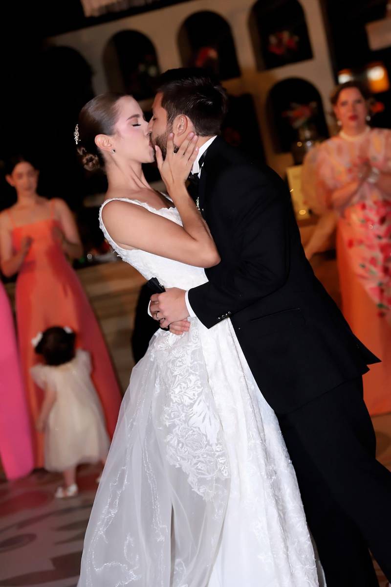 Tras una emotiva ceremonia religiosa, Victoria Villeda y Giampiero Infantozzi celebraron su unión con una elegante y alegre recepción en Hacienda El Trapiche, donde familiares y amigos compartieron una noche llena de brindis, música y momentos especiales.