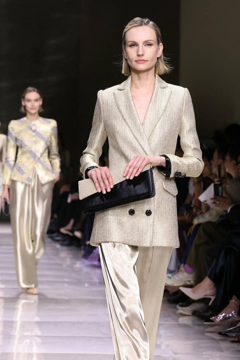 El pantsuit, recurrente en las colecciones de Armani, se lleva esta vez en telas satinadas y barrocas que hacen perfecto contraste (Photo by ALAIN JOCARD / AFP)