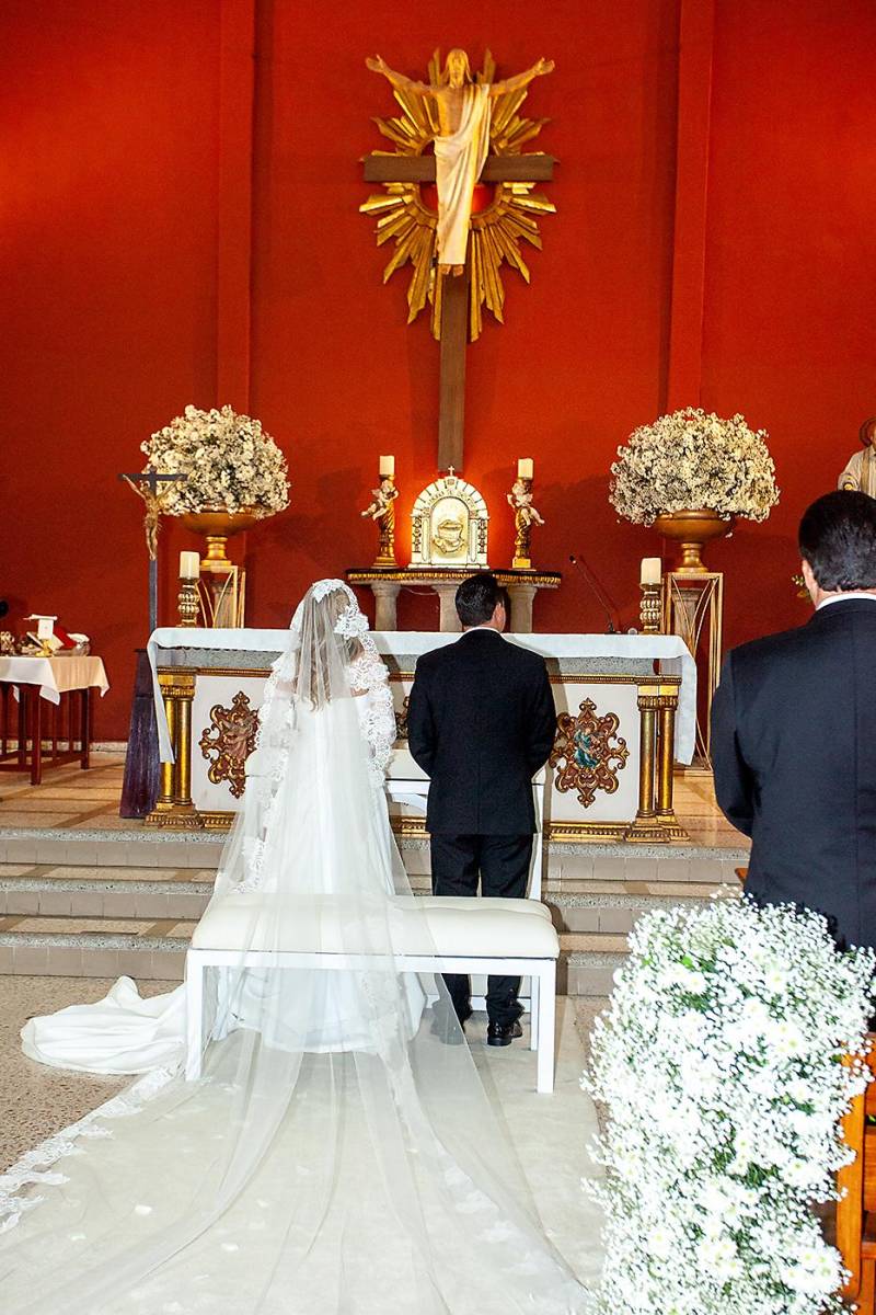Dalton Barrosse y Annie Núñez ante el altar del Cristo Crucificado de la Iglesia María Reina del Mundo.