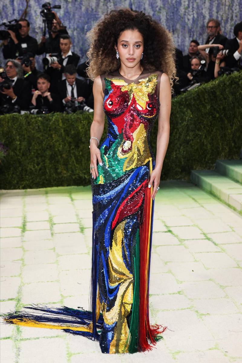 Chase Infiniti debutó con un look inspirado en la icónica Venus de Milo de Alexandros of Antioch, la actriz apostó por un diseño trompe l’oeil de Thom Browne, bordado con más de 1.5 millones de lentejuelas superpuestas y flecos de seda en más de 600 tonalidades. El resultado fue una pieza que, como pinceladas en movimiento, reinterpretó la perfección clásica desde una mirada contemporánea, capturando a la perfección el espíritu “Fashion Is Art” de la noche. 