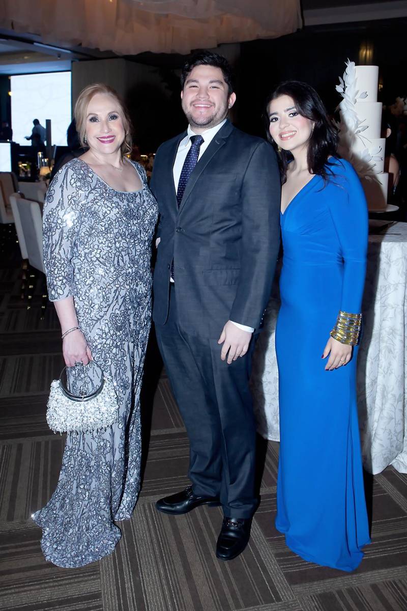 Gabriela y Gabriel Segura con Gracia Santos.