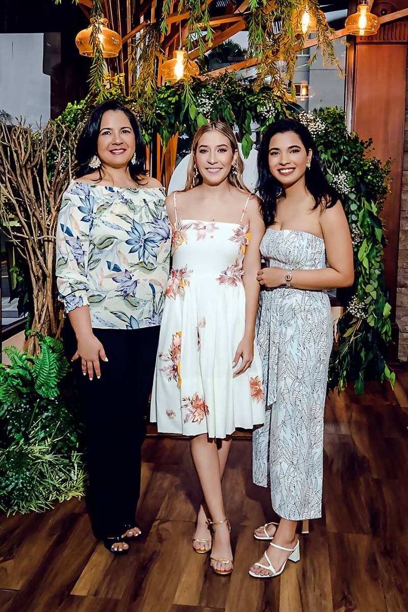 Verónica Osorio, Stephanie Ewens y Valeria Osorio.