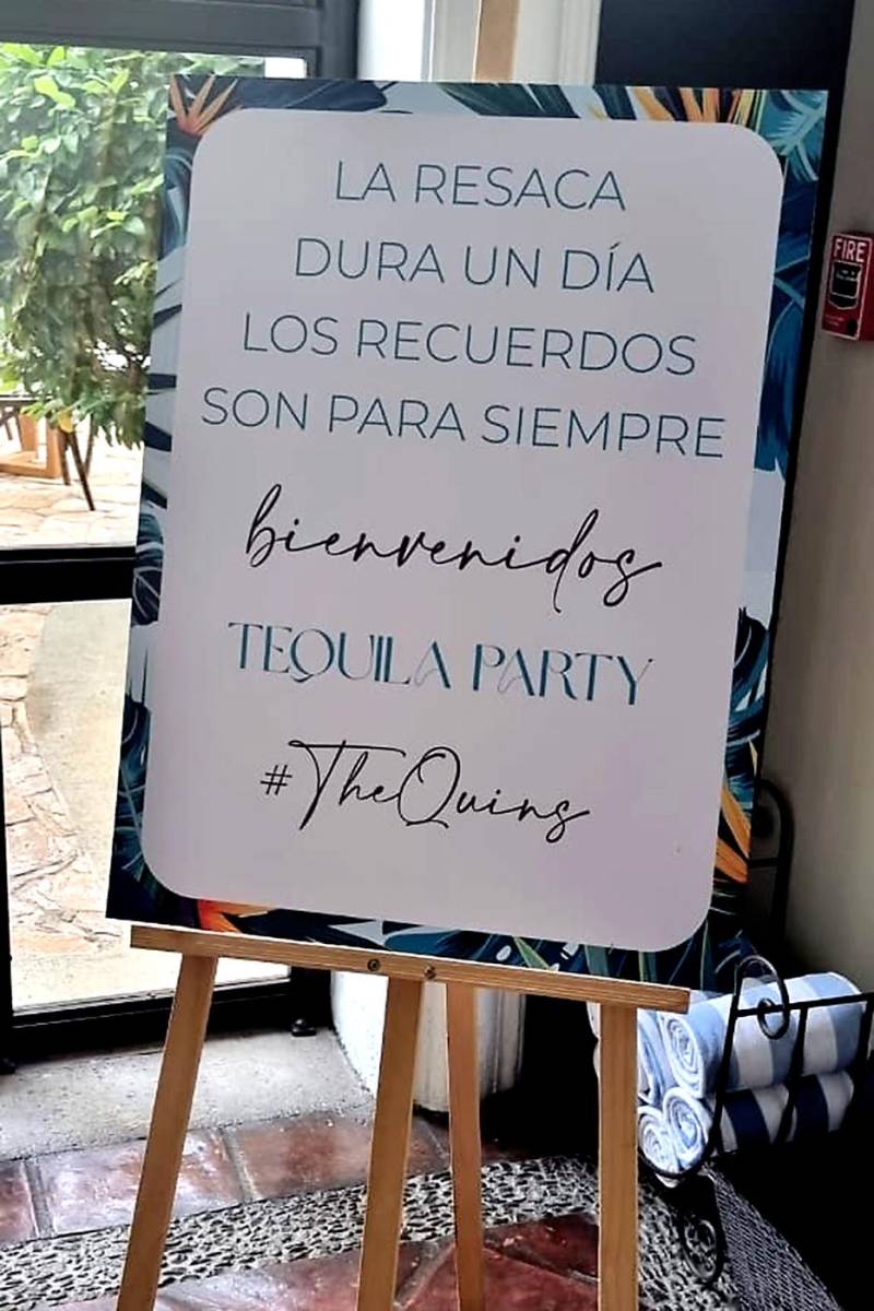 Rótulo de bienvenida con un refrán de vida.