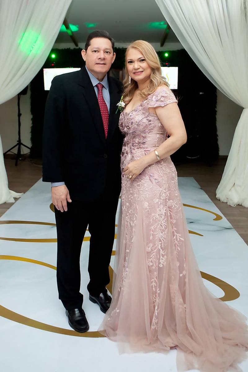 Carlos Castro y Josefina Flores, padres de la novia.