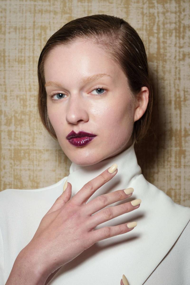 La tendencia editorial de cejas<b> </b><b>bleached</b><b> o</b> muy claras sigue presente este año, dando un look etéreo, artístico y de alta moda — más común en pasarelas, eventos y sesiones fotográficas que para el uso diario.