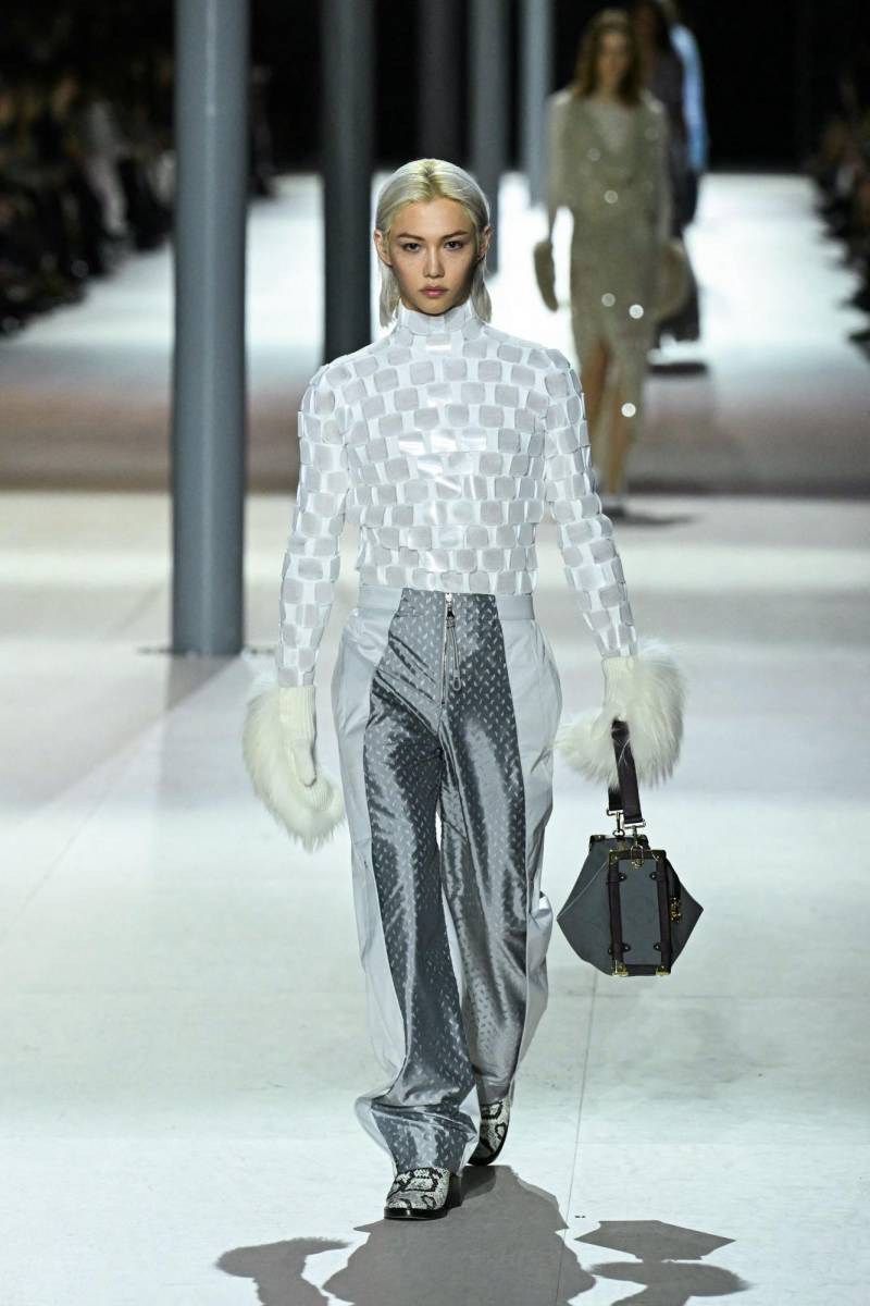 Los looks metalizados fueron los reyes de la pasarela junto a bolsos redimensionados, un tributo moderno al savoir-faire de la maison.