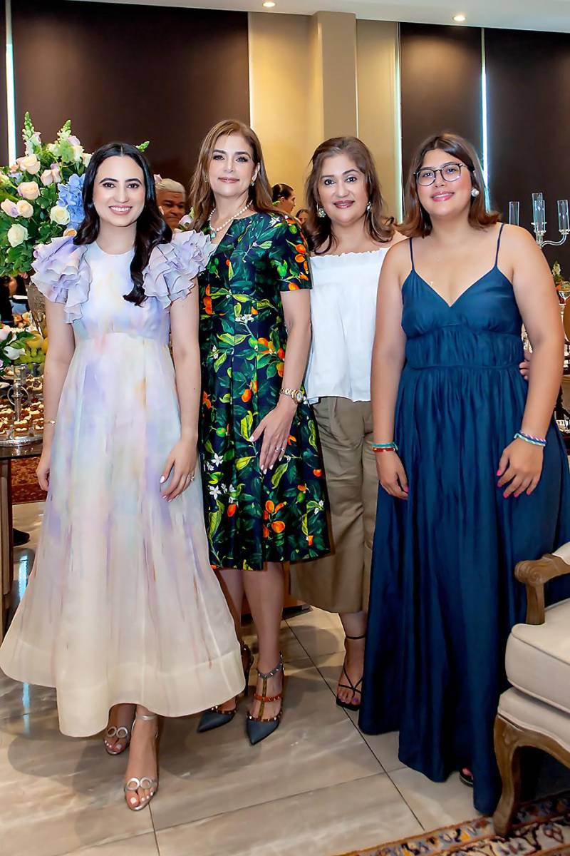 Camille Hawit, Ruth Marie e Isabel Sabillón con Monty Díaz.