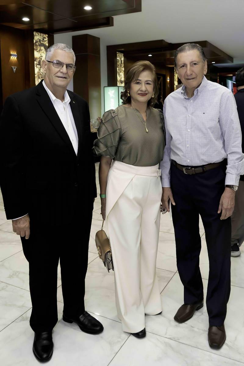 Juan Bendeck con Gladys y Edison Cardenas. 