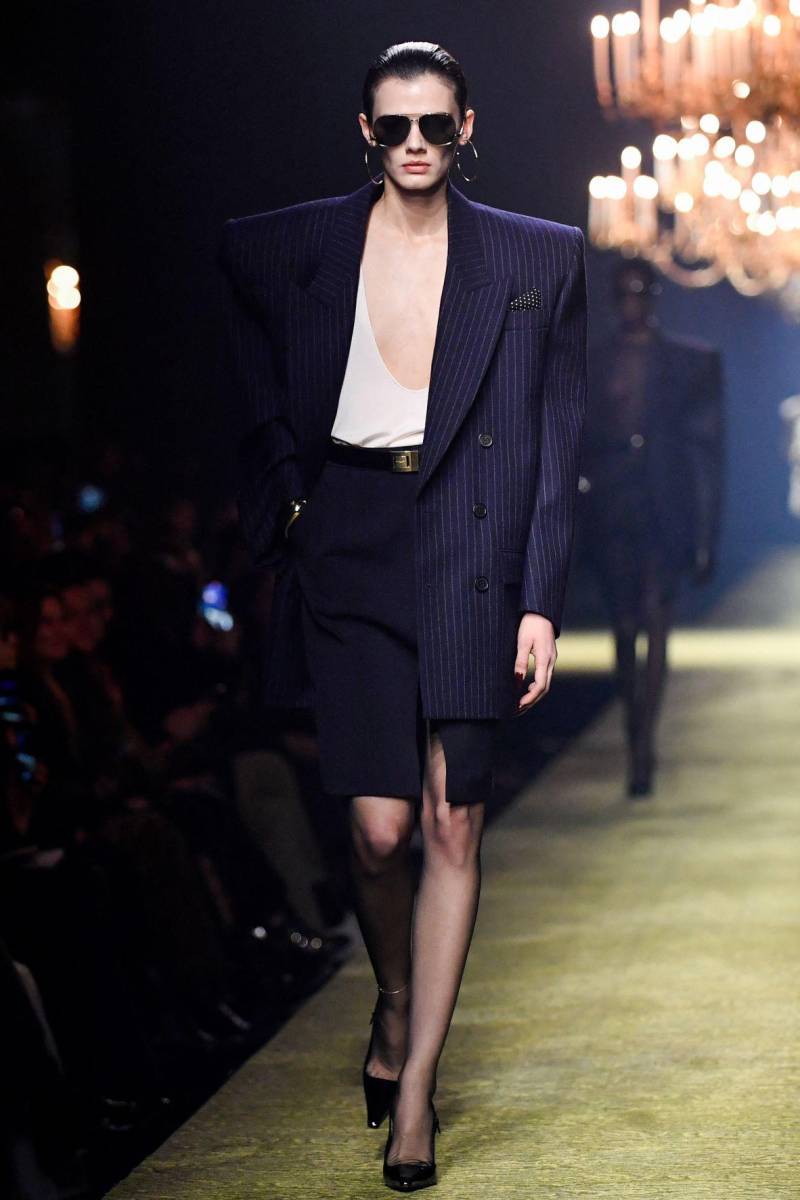 Faldas lápiz con abertura, chaquetas con hombreras, escotes pronunciados y tacones de aguja: Saint Laurent devolvió el atractivo al traje con falda, un conjunto olvidado. Lo hizo a través de su director creativo, Anthony Vaccarello, quien presentó su show en la Semana de la Moda en París.