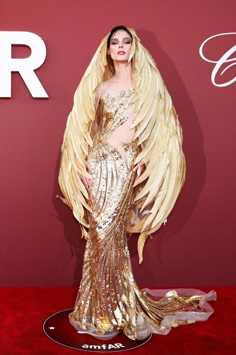 Coco Rocha en un diseño que emula plumas de ave, de la colección Primavera/Verano 2024 de <b>Yanina Couture</b>