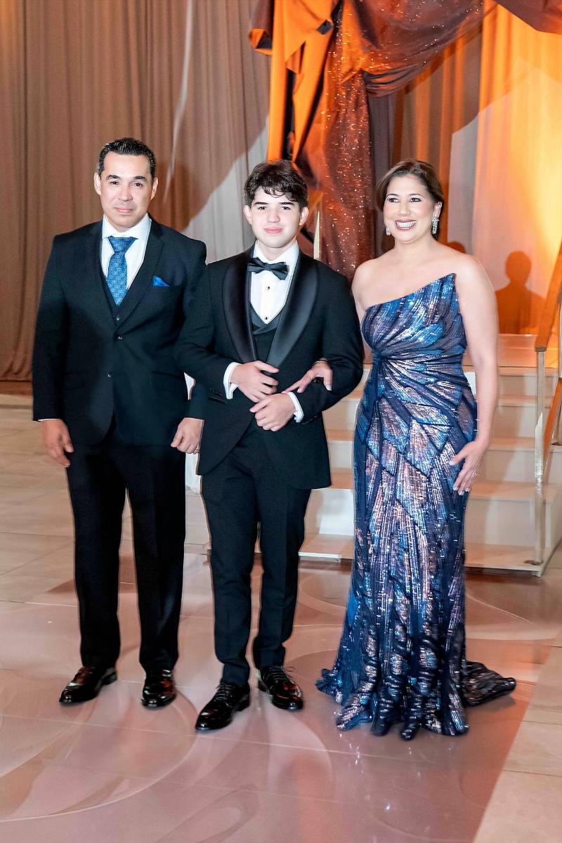 Andrés Humberto Rivera Mathis con sus padres Juan Carlos Rivera y Claudia Mathis. 