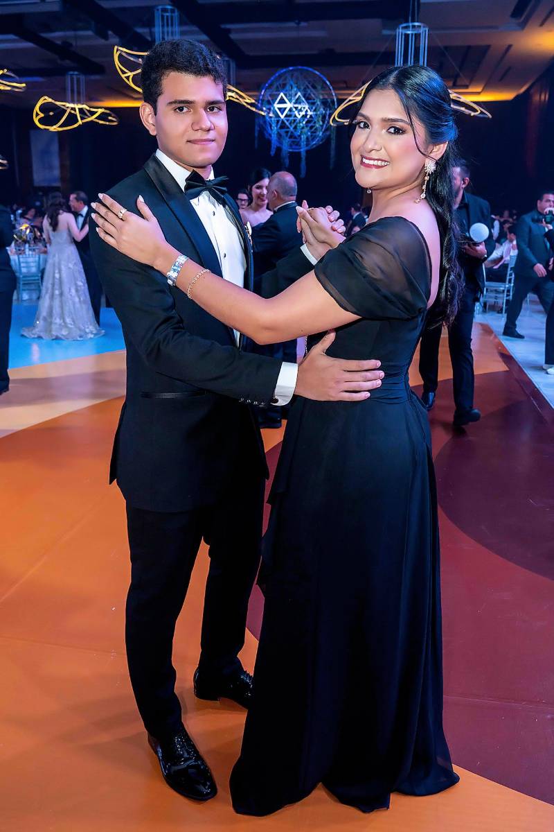 Desfile de Padres e Hijos en la gala de graduación de la Escuela Internacional Sampedrana 2026