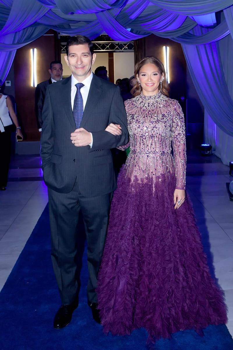 Rocío del Pilar López Alcerro con su padre Pablo Carlos Miguel López.
