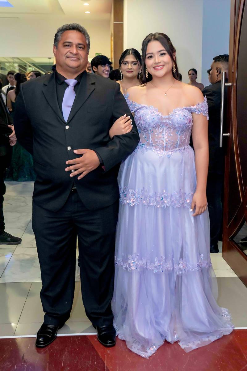 Desfile de Padres e Hijos en la gala de graduación de la Escuela Internacional Sampedrana 2026