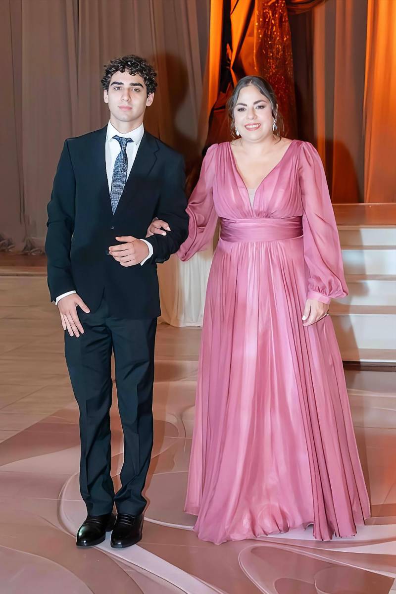 Mario Luis Rivera Handal con su madre Yadira Handal. 