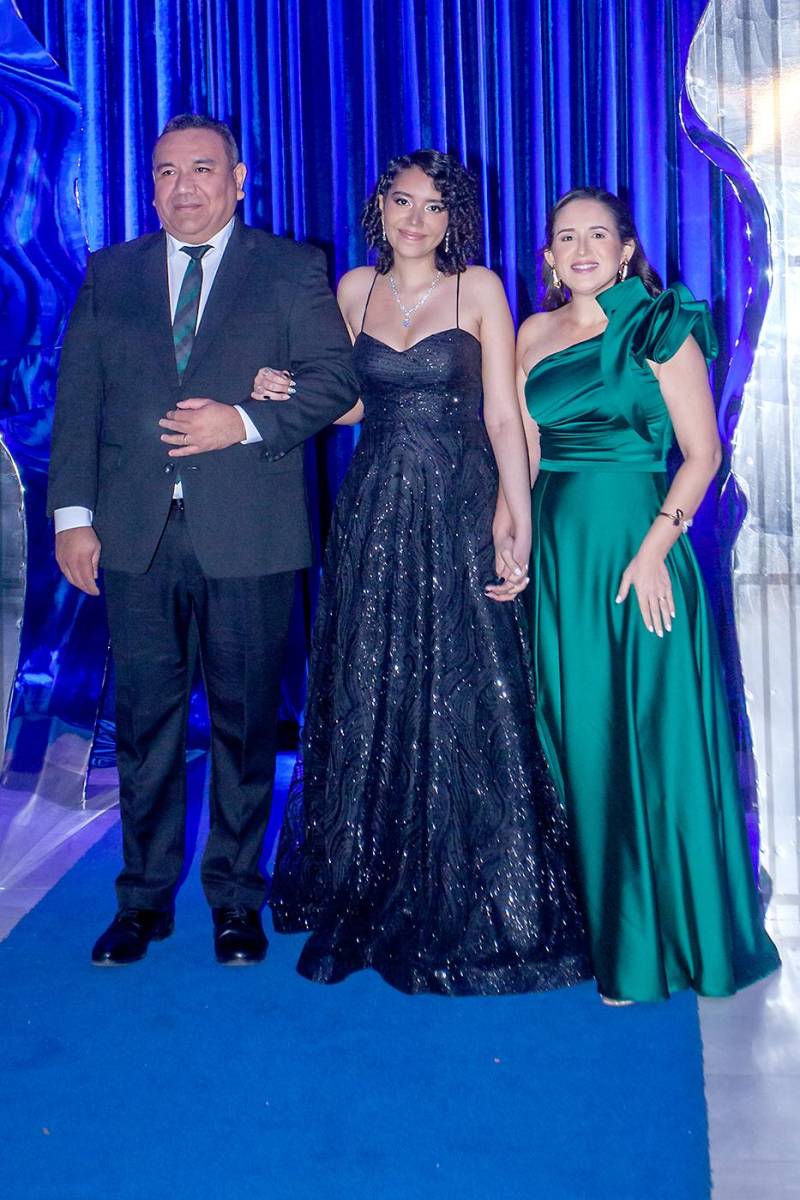 Camila Alejandra Real Herrera con sus padres Álvaro y Zobeyda Real.