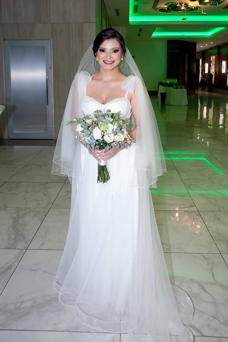 La hermosa novia Cesia Maradiaga, posó conmucho entusiasmo para el lente de Estilo.