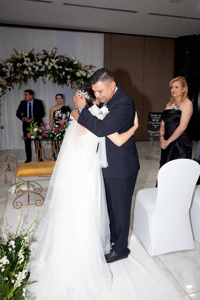 Cesia, le da un tierno abrazo a su padre, cuando este laentrega a su prometido Diego Valenzuela.