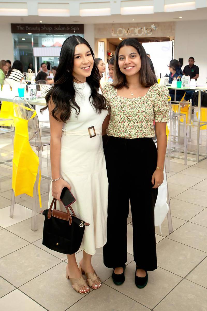 Gabriela Gúzman y Vera Vásquez de Mall Multiplaza.