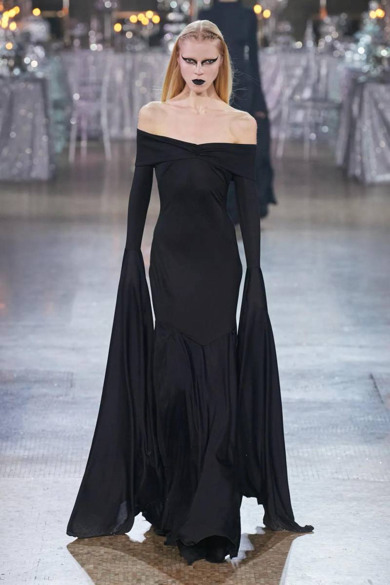 Brillo y glamour en la pasarela Otoño-Invierno 2023 de Rodarte