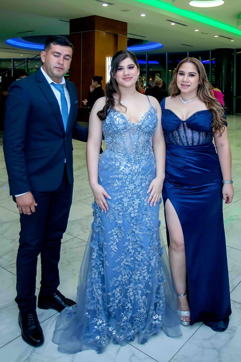  Nathalie Santos Ramos con sus padres Orbin y Paola Ramos. 