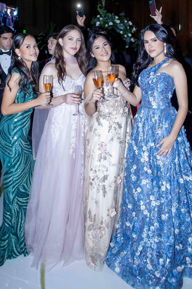 En una noche llena de emoción y nostalgia, los seniors 2026 de Happy Days &amp; Freedom Institute disfrutaron su prom night en el salón Napoleón del hotel Copantl &amp; Convetion Center, marcando el inicio de una noche maravillosa que quedará para siempre en sus corazones.